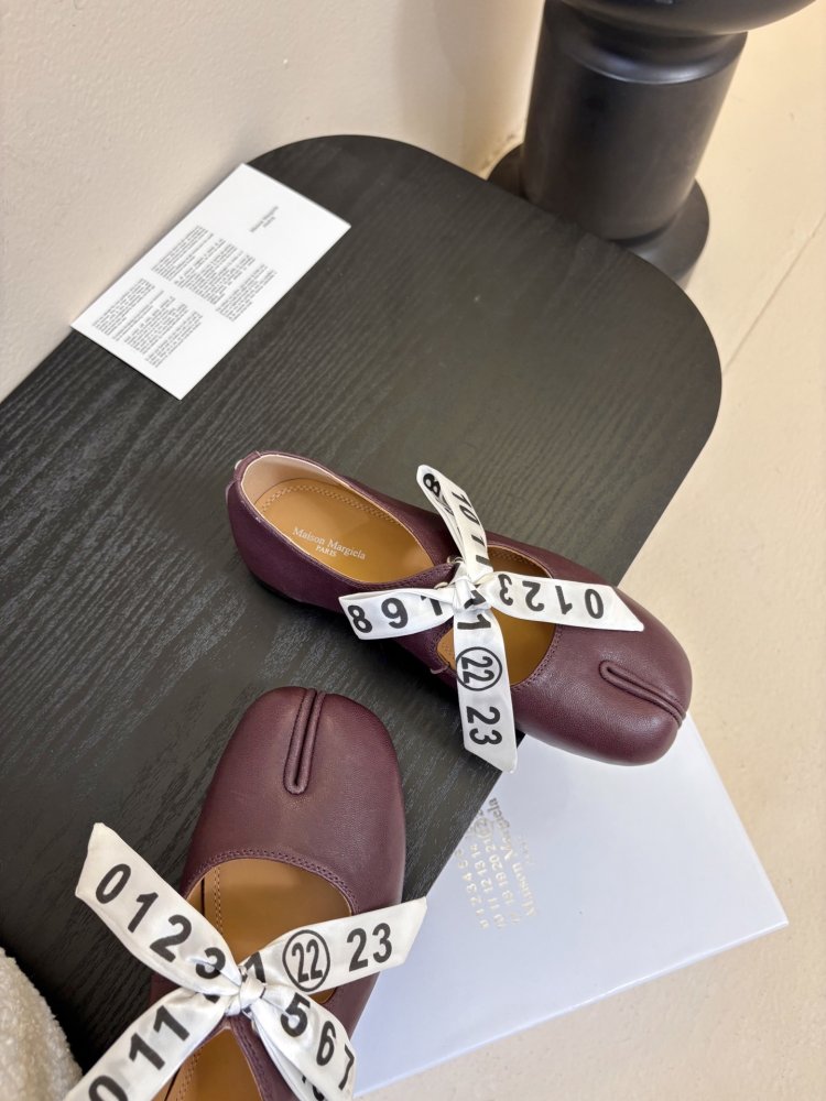 Балетки tabi с раздвоенным носком фото 4