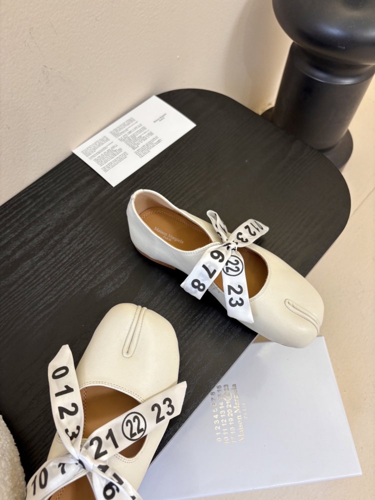 Балетки tabi с раздвоенным носком фото 4