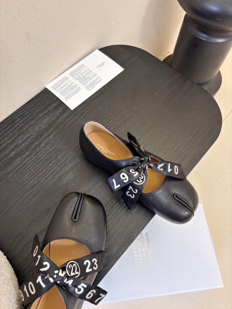 Балетки tabi с раздвоенным носком фото 4