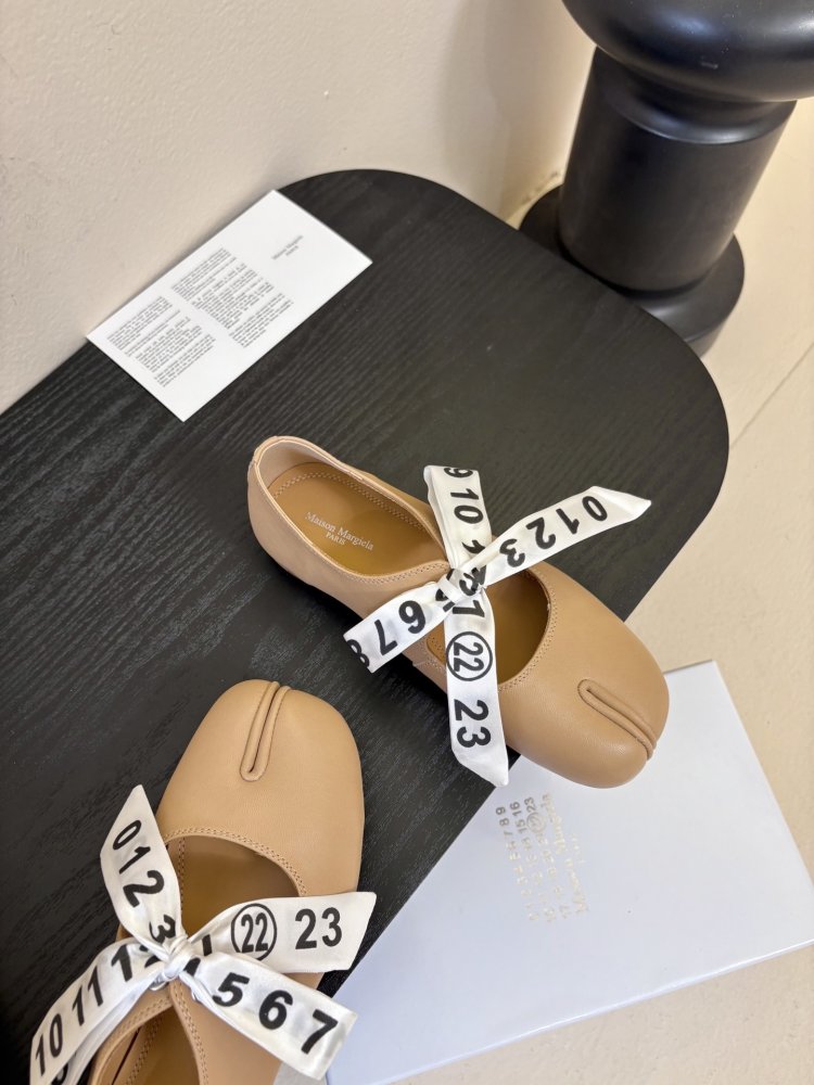 Балетки tabi с раздвоенным носком фото 4