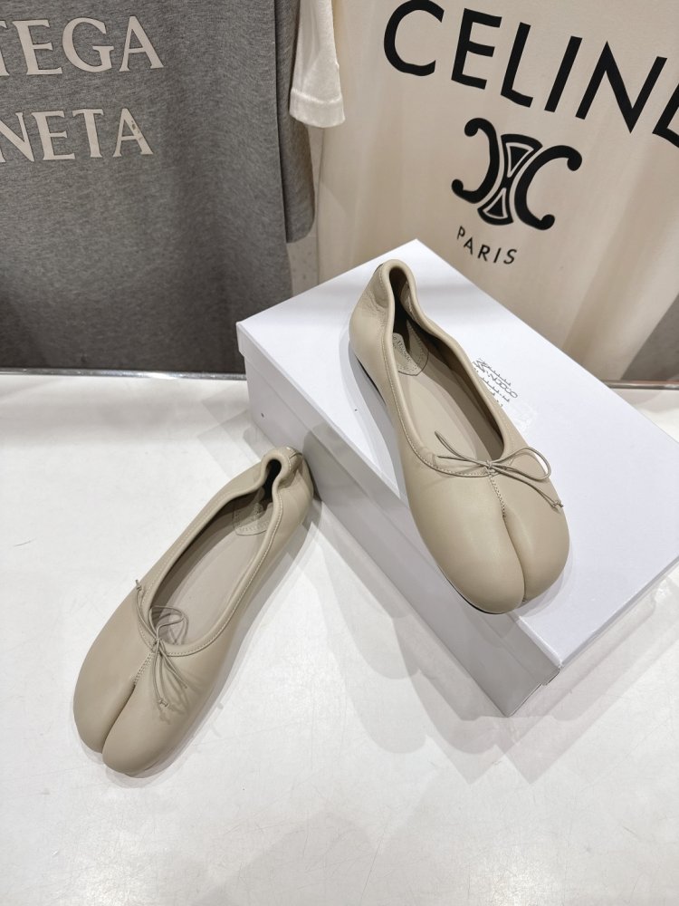 Балетки tabi с раздвоенным носком фото 5