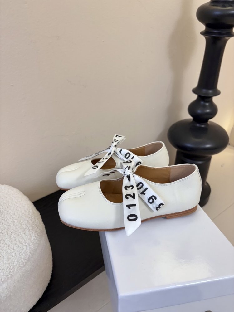 Балетки tabi с раздвоенным носком фото 5