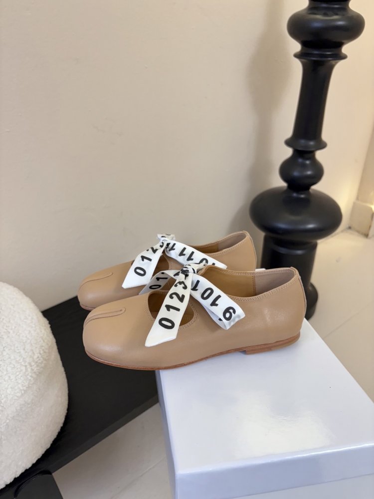 Балетки tabi с раздвоенным носком фото 5