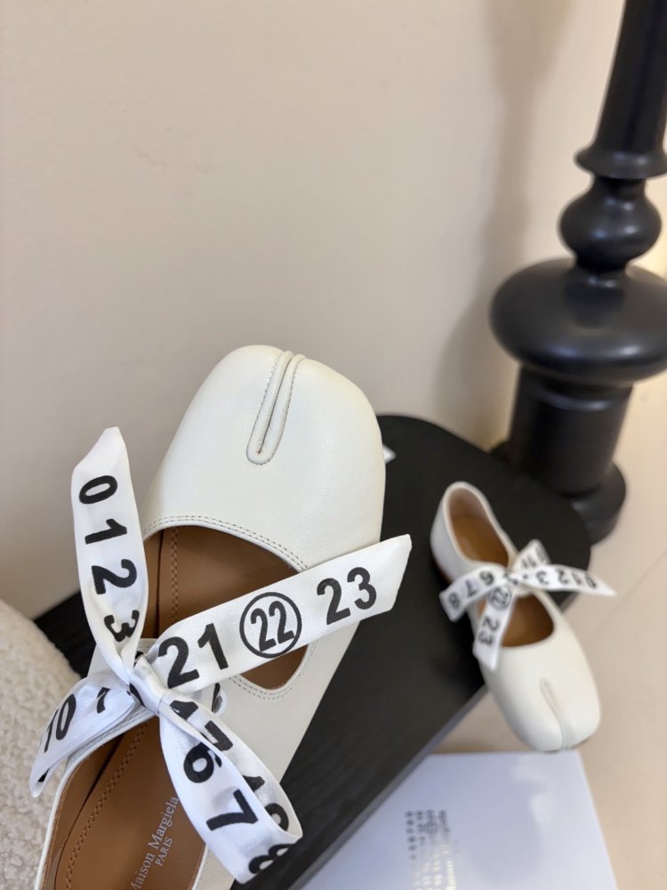 Балетки tabi с раздвоенным носком фото 6