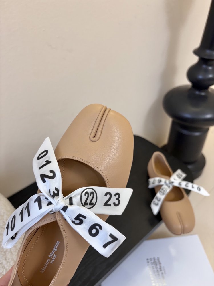 Балетки tabi с раздвоенным носком фото 6