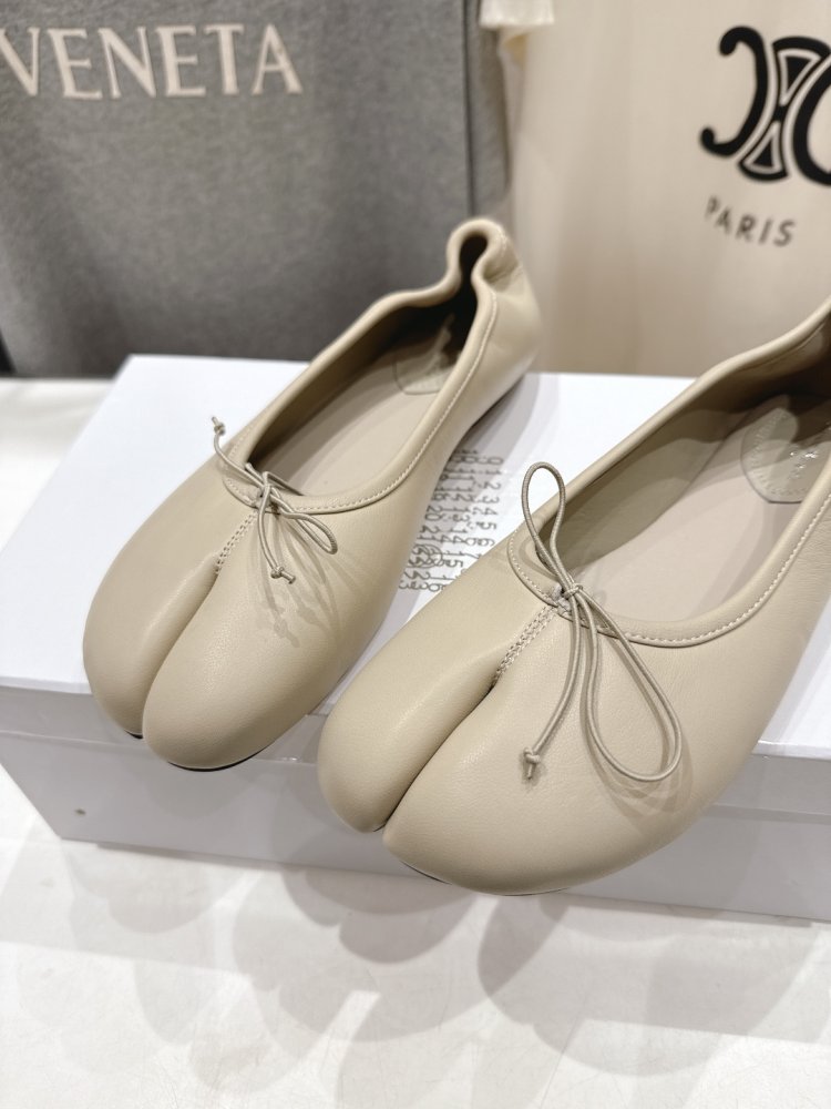 Балетки tabi с раздвоенным носком фото 7