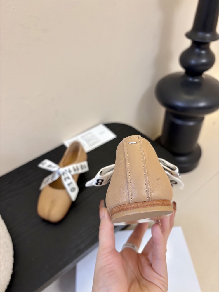 Балетки tabi с раздвоенным носком фото 7