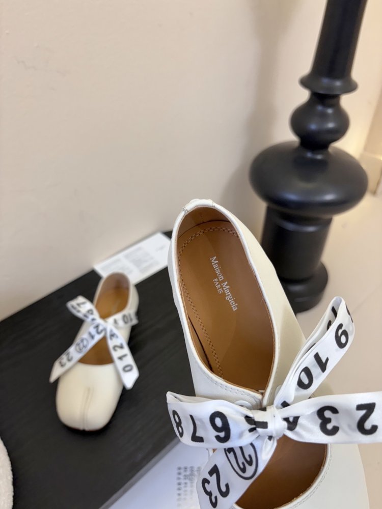 Балетки tabi с раздвоенным носком фото 8