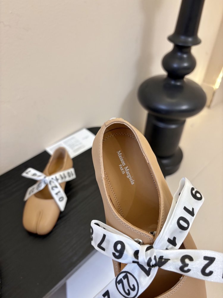 Балетки tabi с раздвоенным носком фото 8