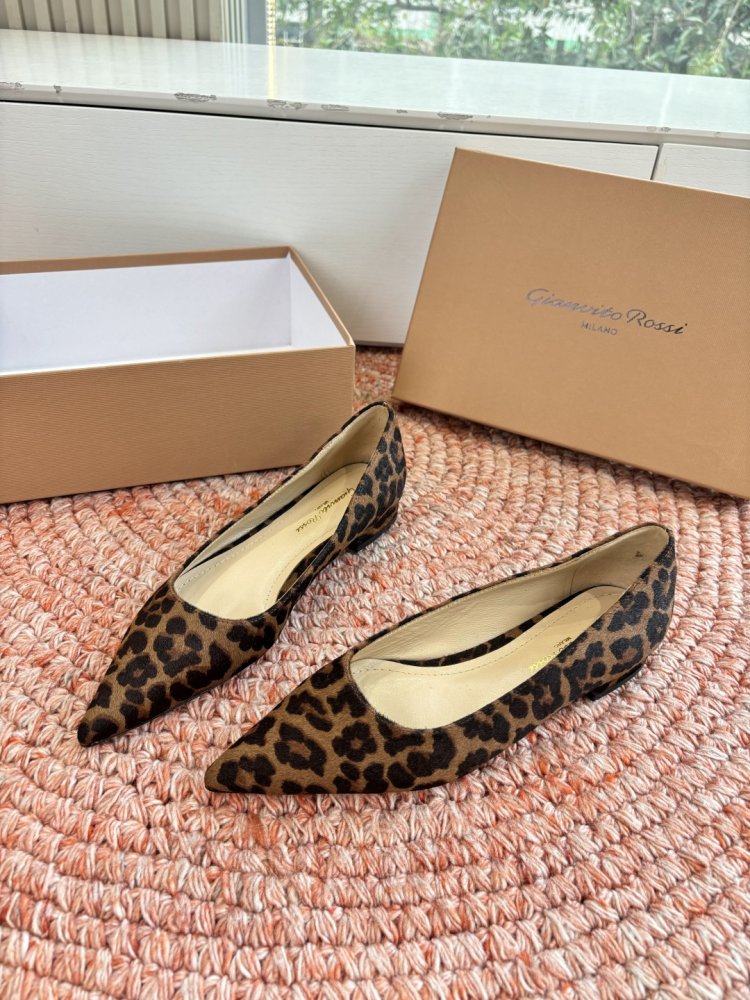 Ballet shoes suede from sharp the toe