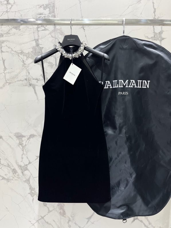 Бархатное платье с жемчужным воротником