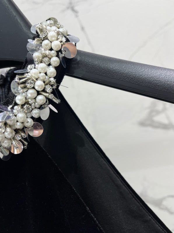 Бархатное платье с жемчужным воротником фото 4