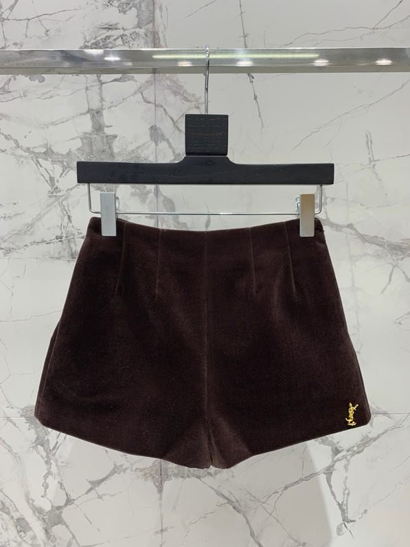 Velvet shorts from side lightning
