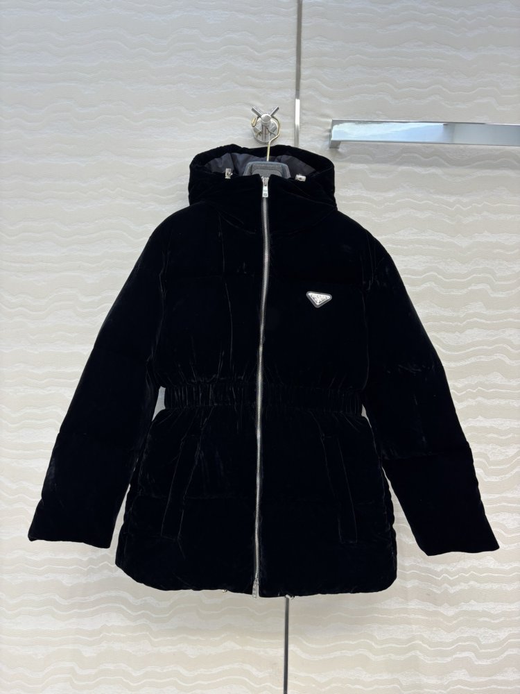 Оксамитовий пуховик з капюшоном