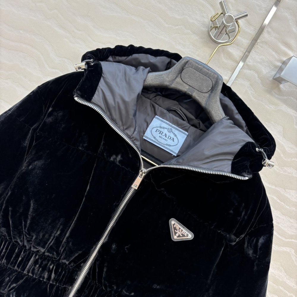 Оксамитовий пуховик з капюшоном фото 3