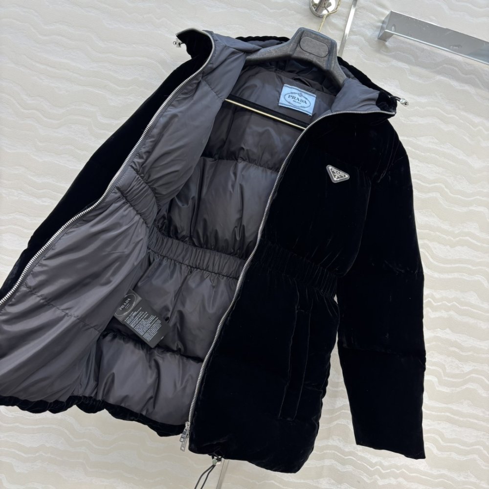 Оксамитовий пуховик з капюшоном фото 7