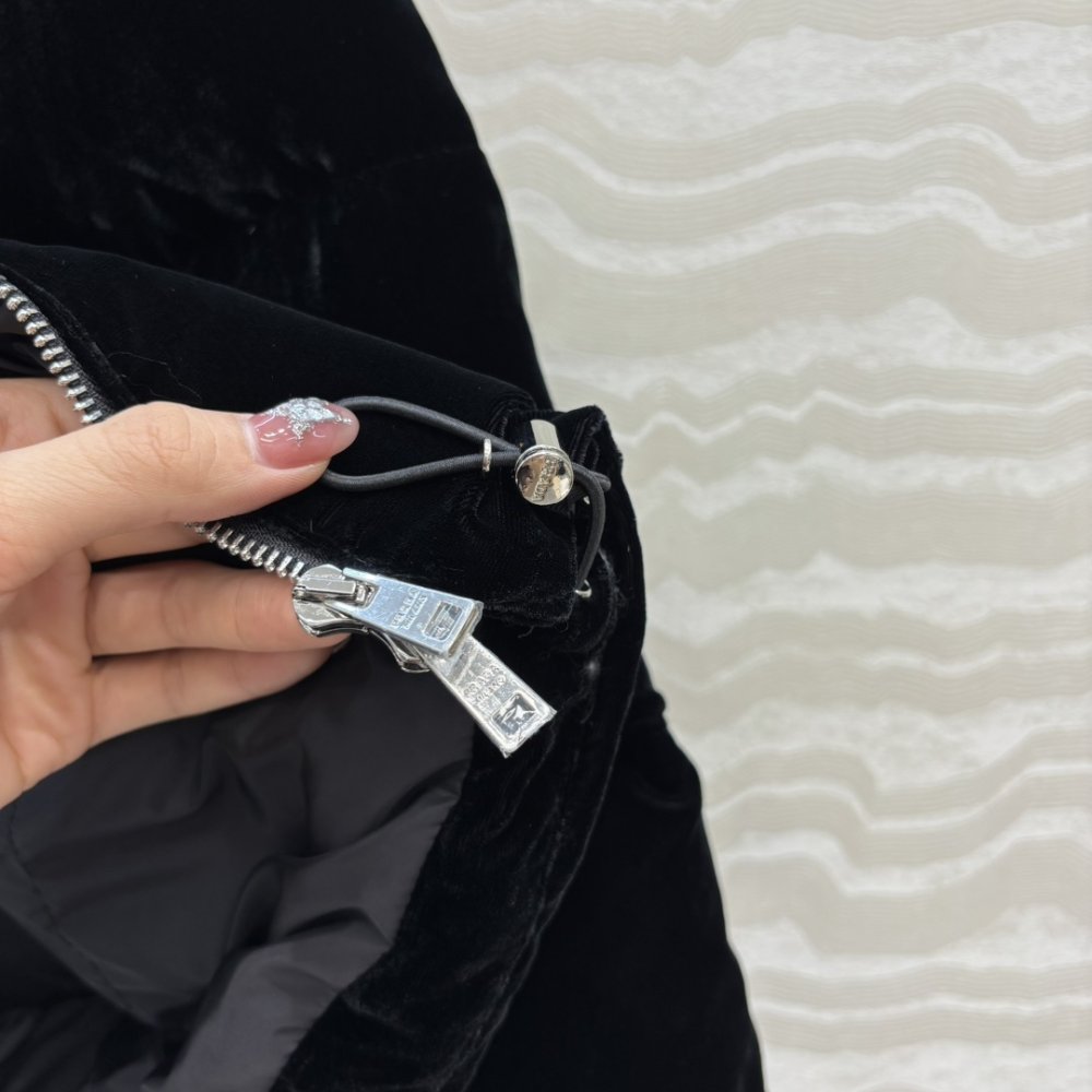 Оксамитовий пуховик з капюшоном фото 8