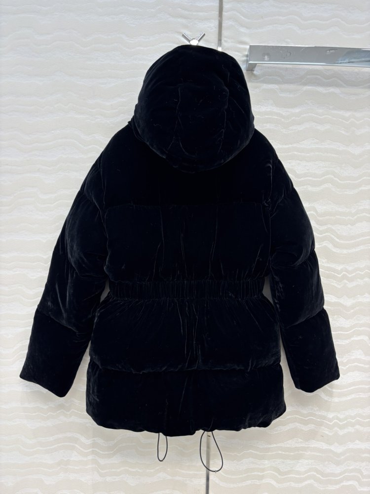 Оксамитовий пуховик з капюшоном фото 9