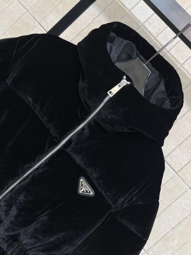 Оксамитовий пуховик жіночий фото 2