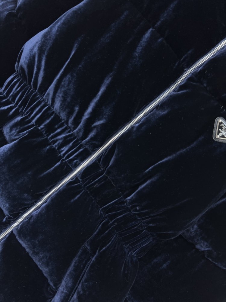 Бархатный пуховик женский фото 3