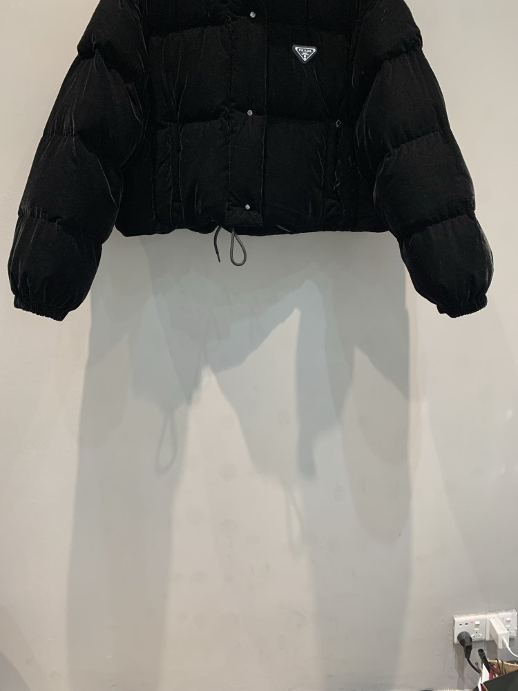 Бархатный пуховик женский фото 3