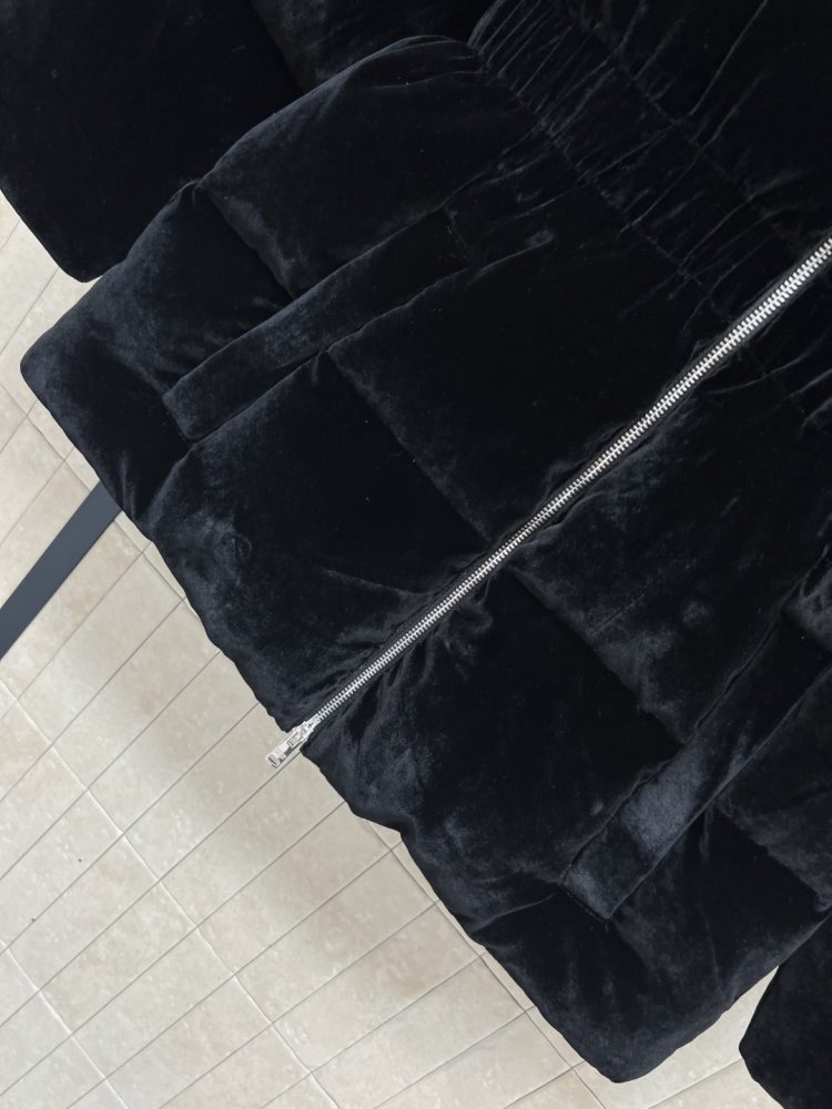 Оксамитовий пуховик жіночий фото 4