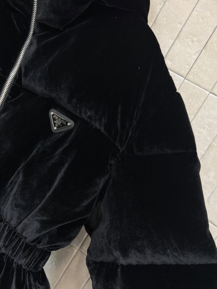 Оксамитовий пуховик жіночий фото 5