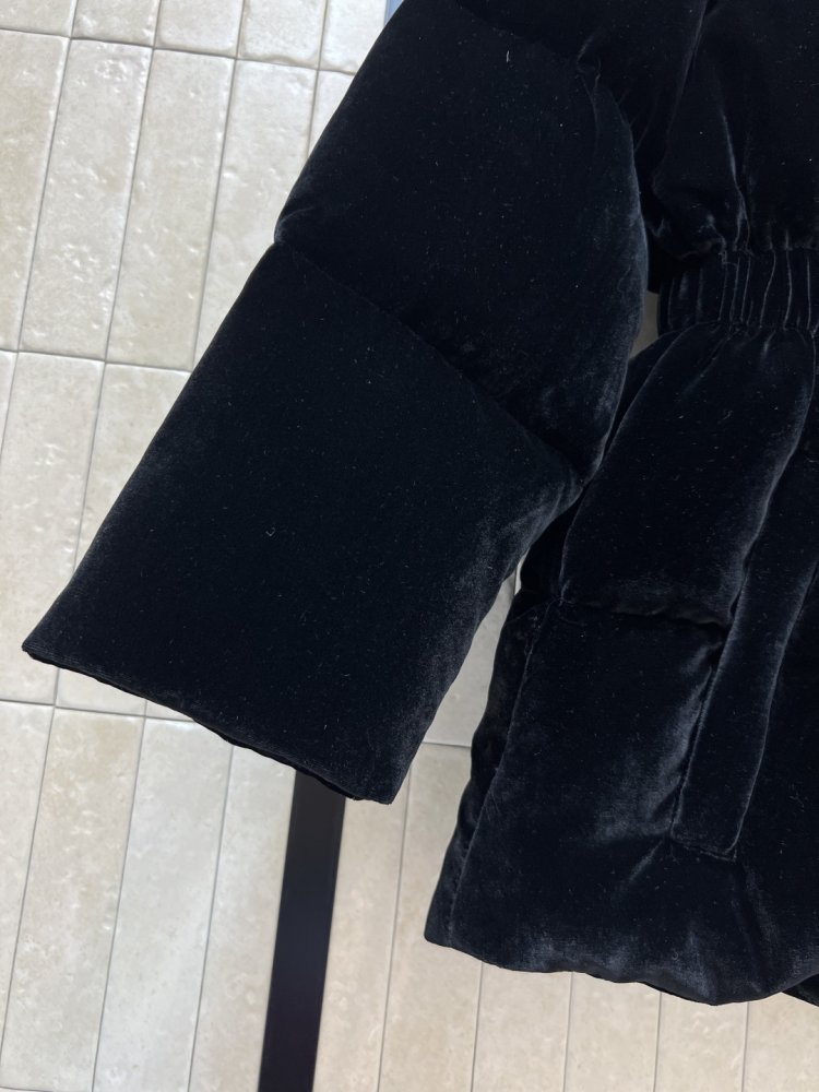 Оксамитовий пуховик жіночий фото 6