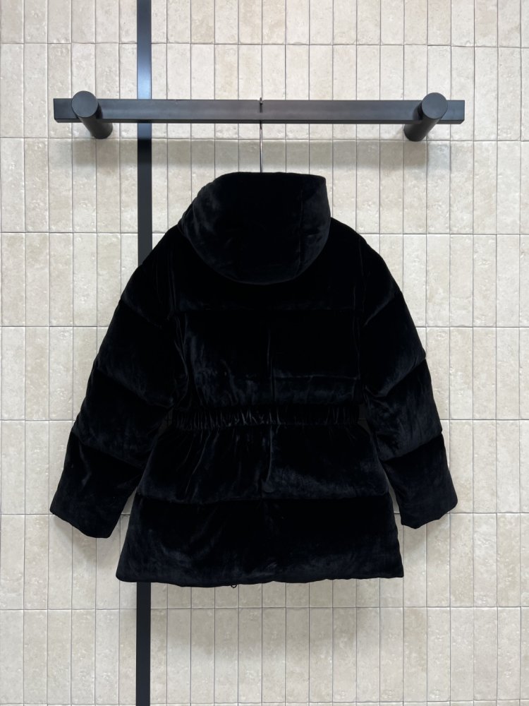 Оксамитовий пуховик жіночий фото 7