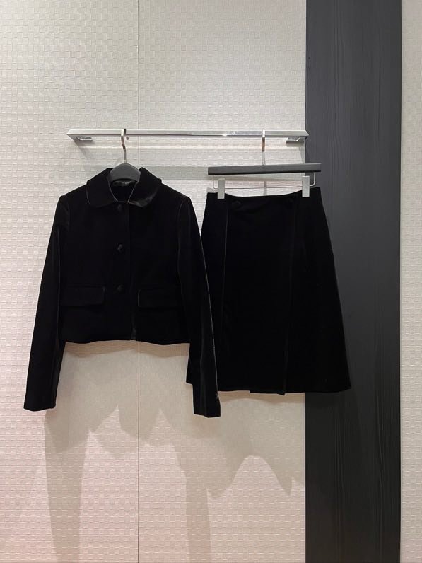 Бархатный женский костюм