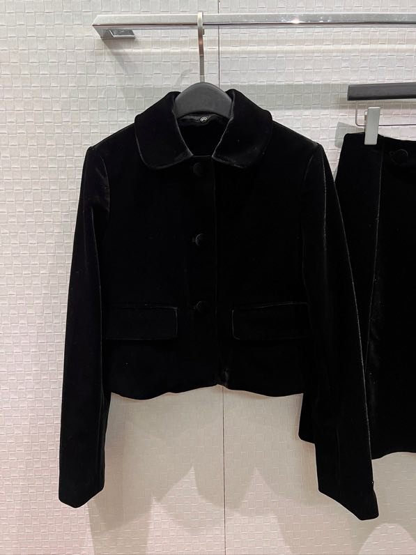 Бархатный женский костюм фото 4