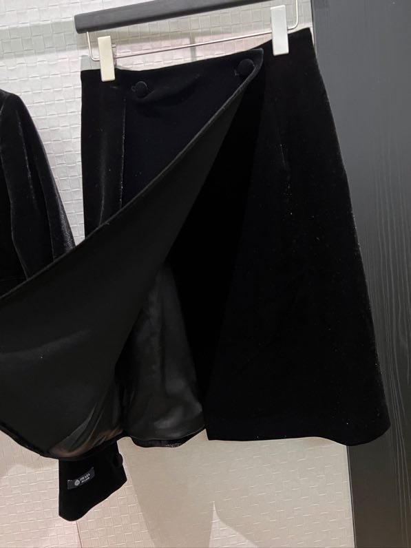 Бархатный женский костюм фото 8