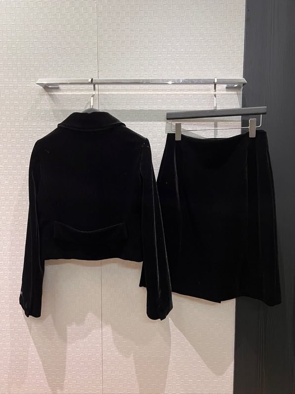 Бархатный женский костюм фото 9