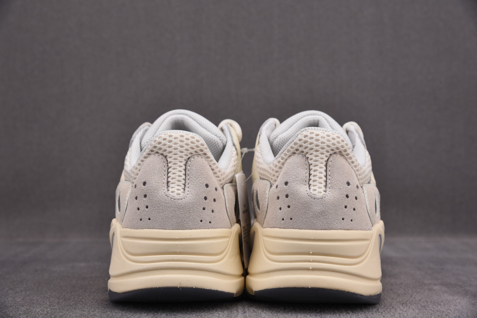 Sneakers Yeezy Boost 700 фото 5