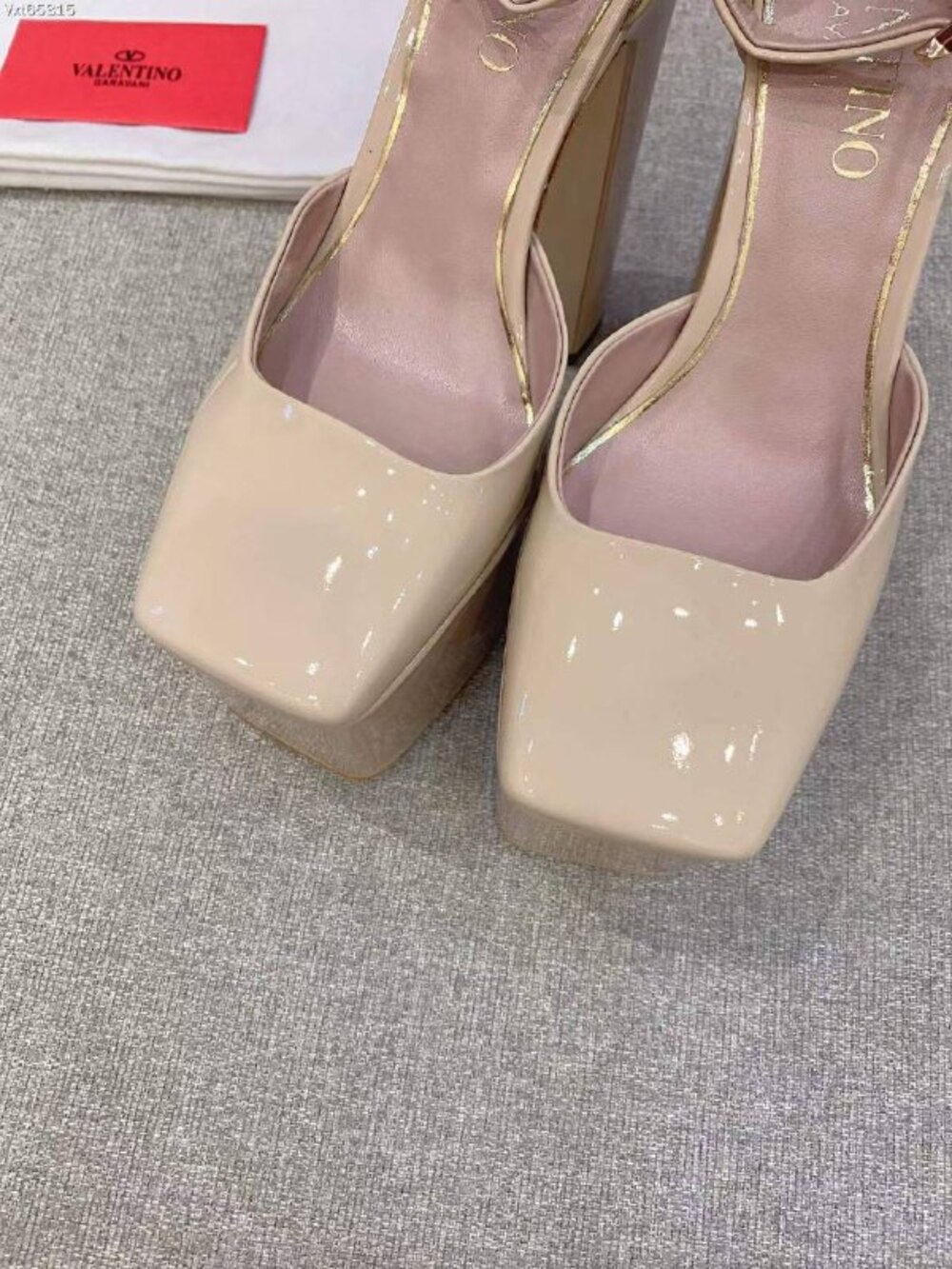 Shoes women's on high square heel beige фото 5