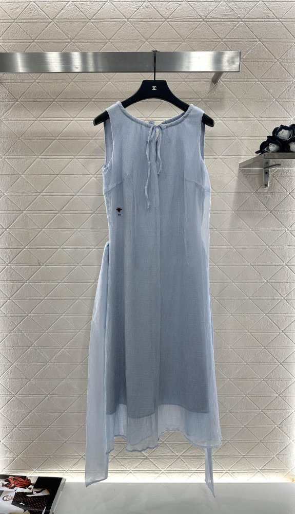 Платье жилет с круглым вырезом и поясом