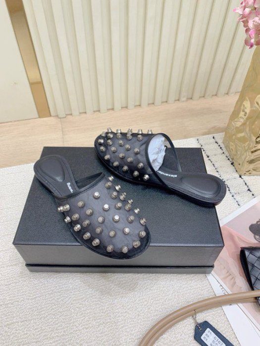 Шлепанцы женские фото 4