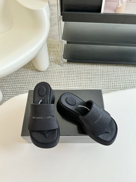 Шлепанцы женские фото 2