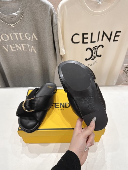 Шлепанцы женские фото 9