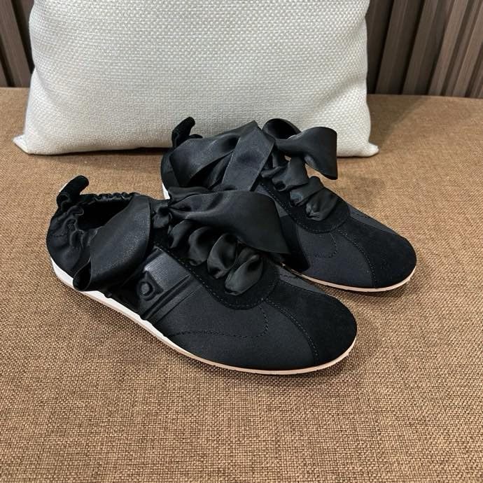 Кросівки жіночі