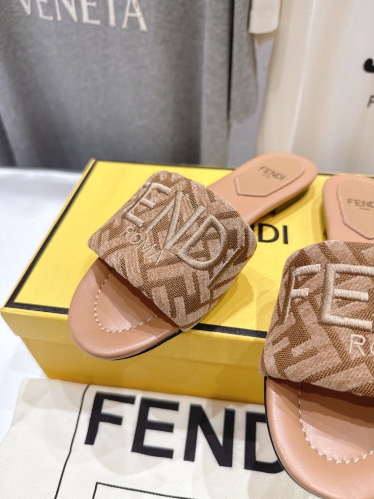 Шлепанцы женские фото 5