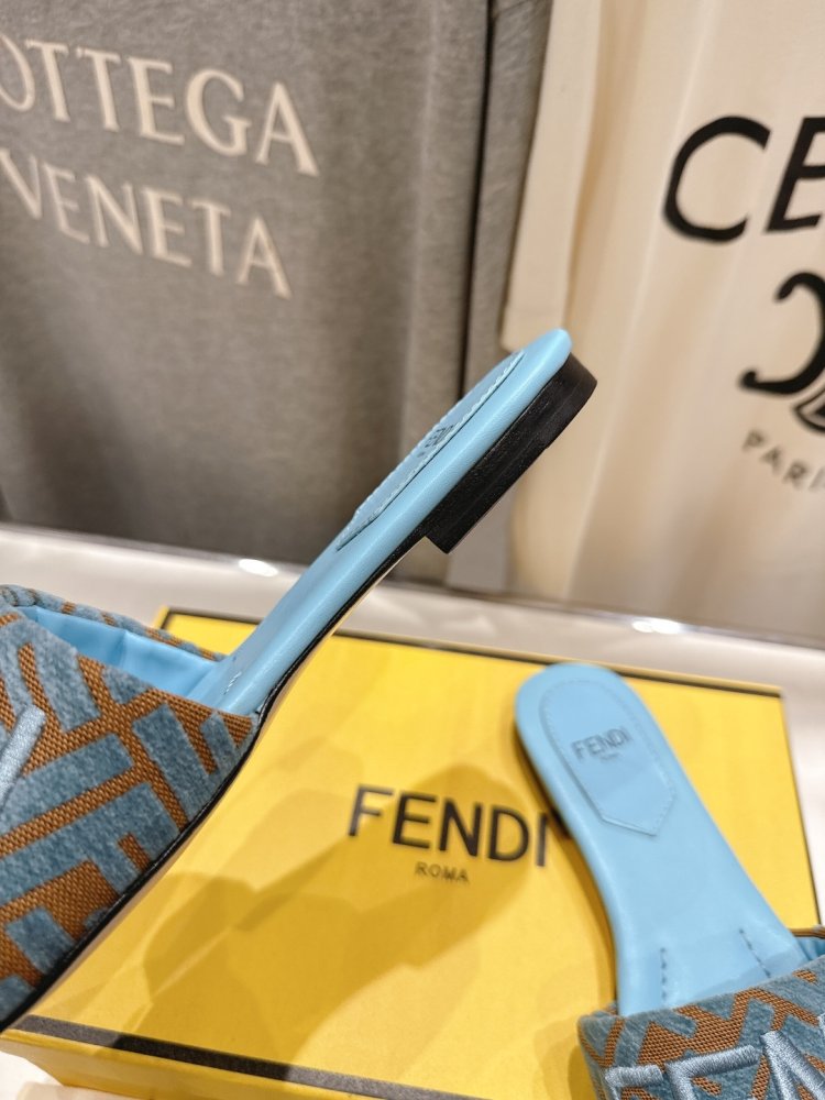 Шлепанцы женские фото 8