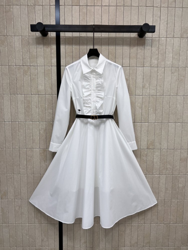 Белое длинное платье с отворотами и кружевной отделкой