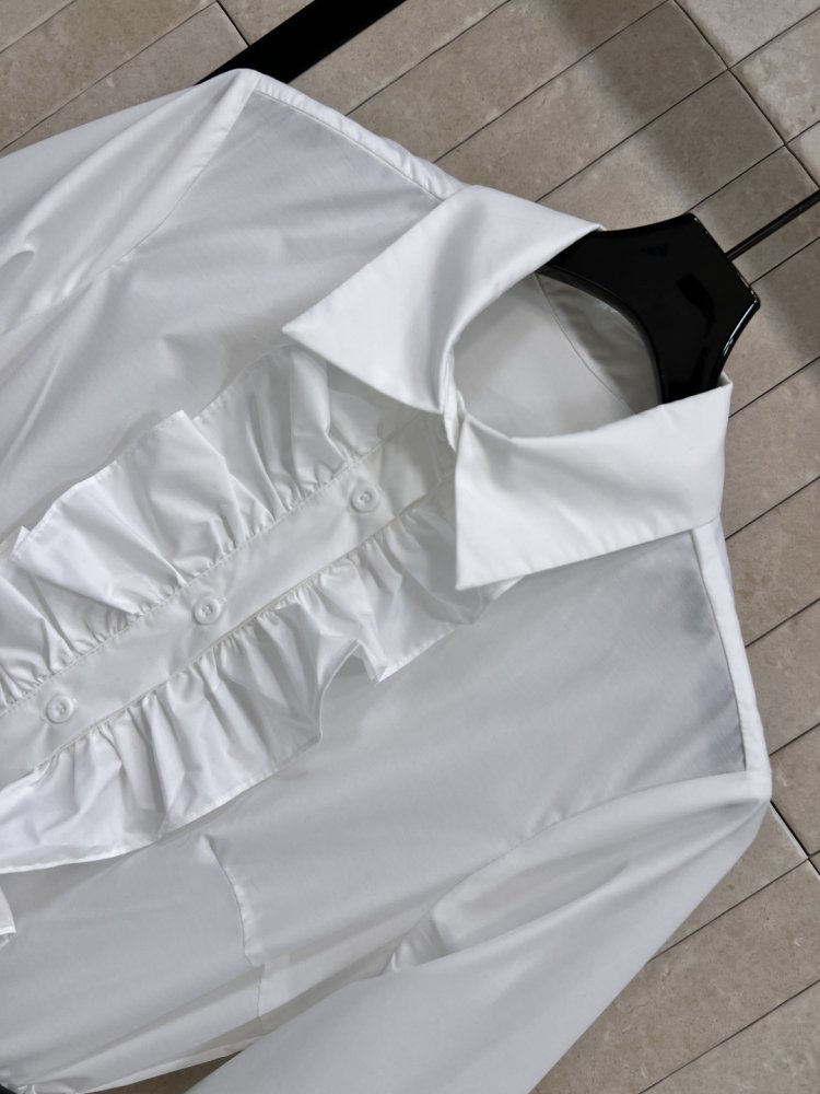 Белое длинное платье с отворотами и кружевной отделкой фото 2