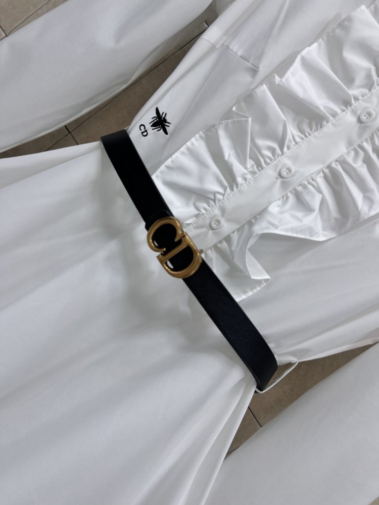 Белое длинное платье с отворотами и кружевной отделкой фото 3