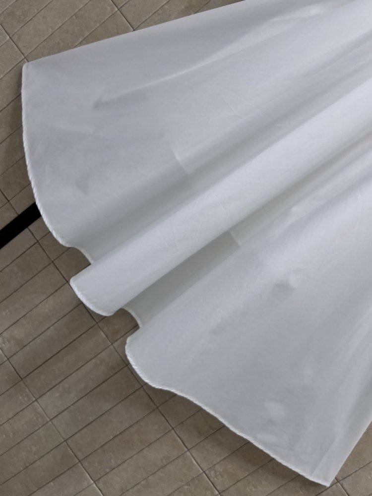 Белое длинное платье с отворотами и кружевной отделкой фото 4