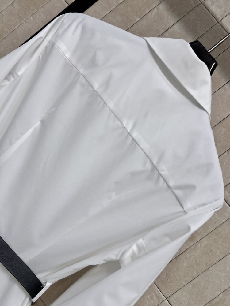 Белое длинное платье с отворотами и кружевной отделкой фото 6