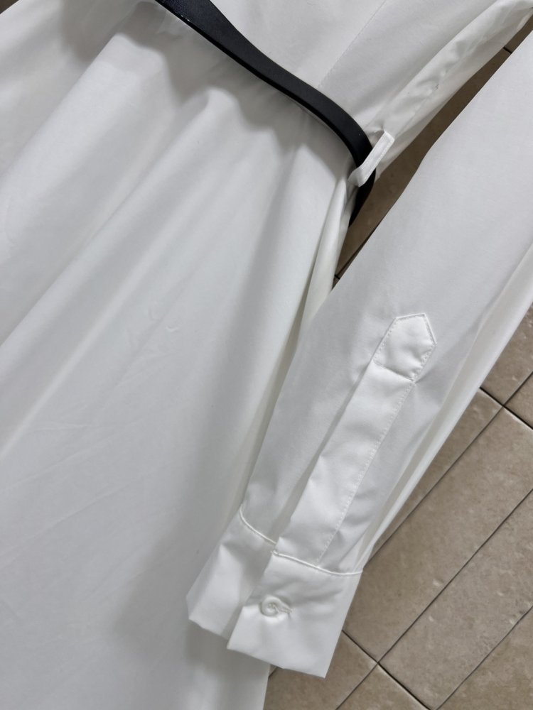 Белое длинное платье с отворотами и кружевной отделкой фото 7