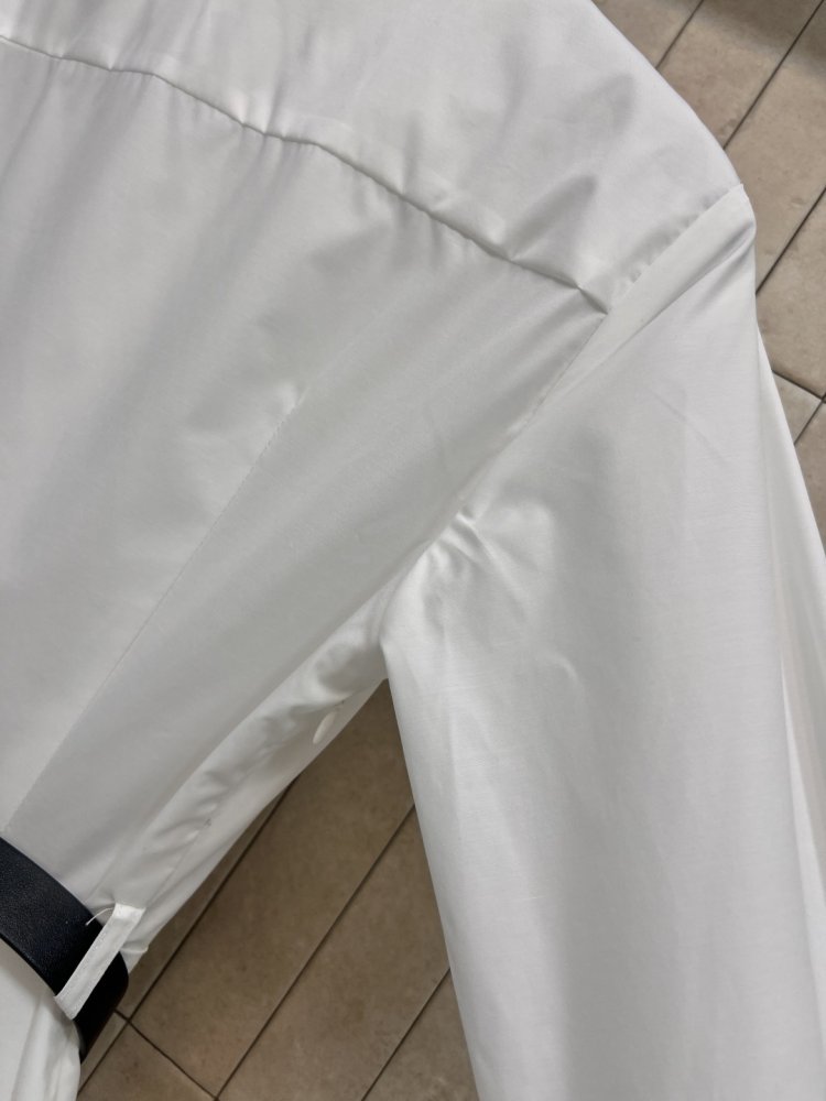 Белое длинное платье с отворотами и кружевной отделкой фото 8