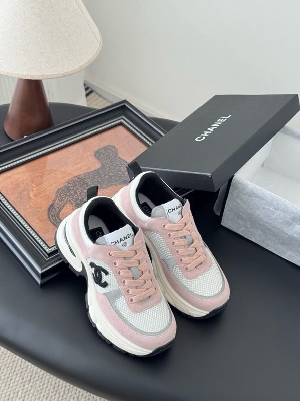 Кроссовки женские